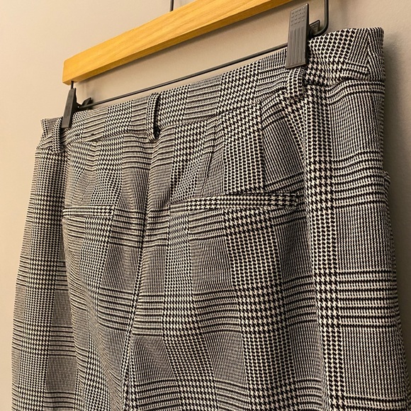 Express | Women’s Black and White ‘Editor Skinny High Rise’ Pants - Picture 4 of 9